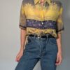 Vintage blouse met korte mouwen in geel, blauw en zand met grafische retro print en relaxte pasvorm.