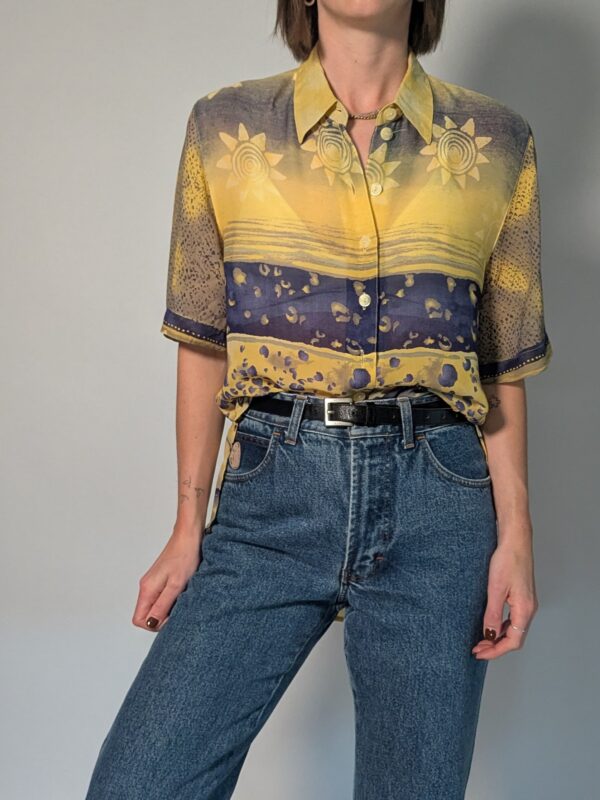 Vintage blouse met korte mouwen in geel, blauw en zand met grafische retro print en relaxte pasvorm.