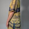 Vintage blouse met korte mouwen in geel, blauw en zand met grafische retro print en relaxte pasvorm.