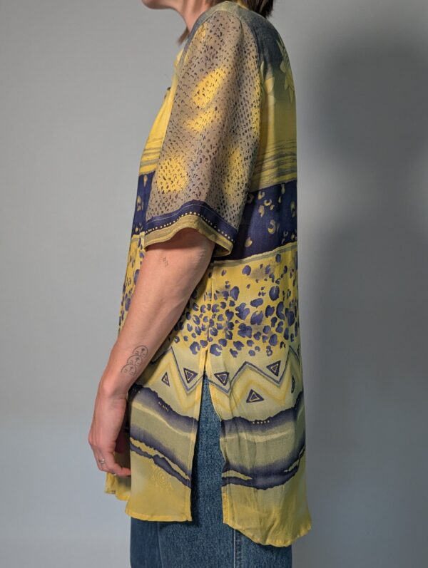 Vintage blouse met korte mouwen in geel, blauw en zand met grafische retro print en relaxte pasvorm.