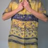 Vintage blouse met korte mouwen in geel, blauw en zand met grafische retro print en relaxte pasvorm.