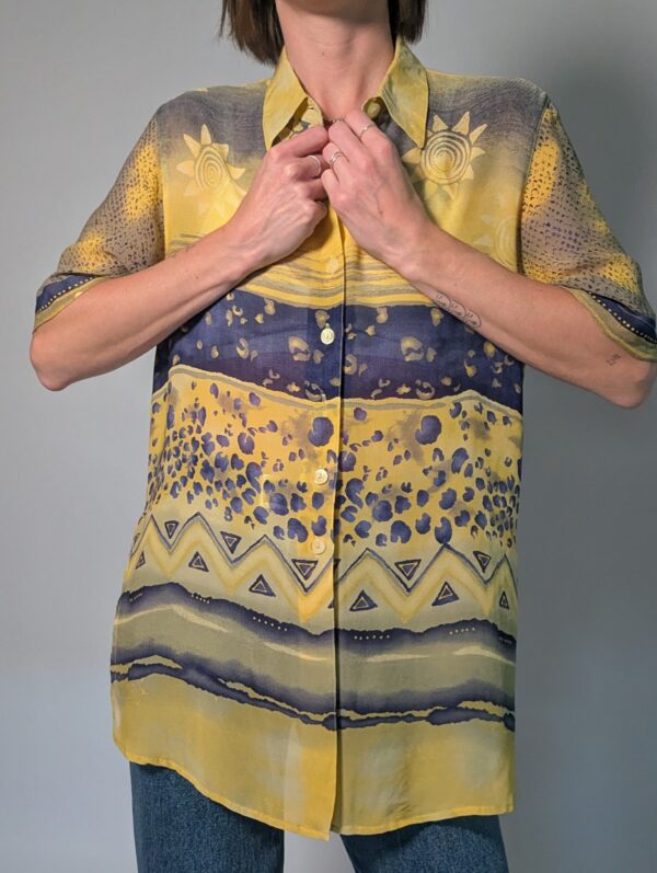 Vintage blouse met korte mouwen in geel, blauw en zand met grafische retro print en relaxte pasvorm.