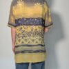 Vintage blouse met korte mouwen in geel, blauw en zand met grafische retro print en relaxte pasvorm.