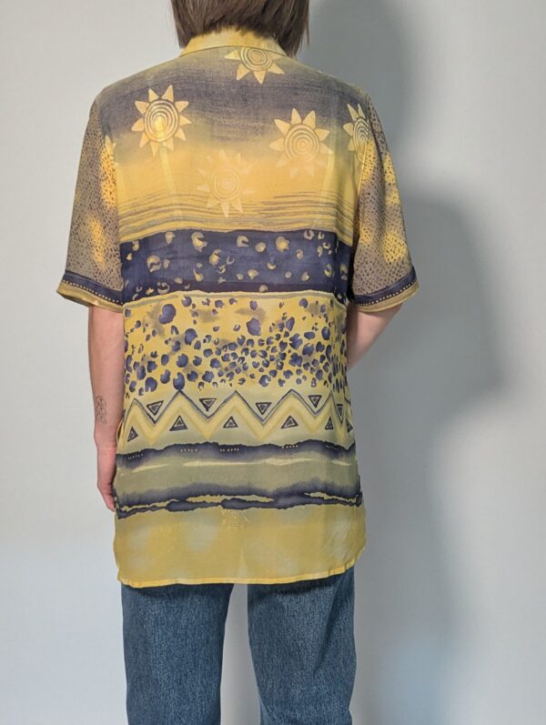 Vintage blouse met korte mouwen in geel, blauw en zand met grafische retro print en relaxte pasvorm.