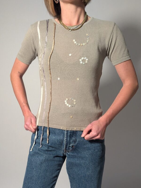 Vintage fijngebreide top in taupe met korte mouwen, subtiele pailletten details en decoratieve koordaccenten.