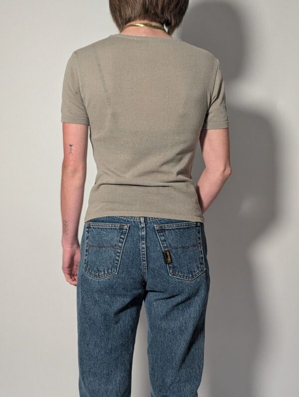 Vintage fijngebreide top in taupe met korte mouwen, subtiele pailletten details en decoratieve koordaccenten.