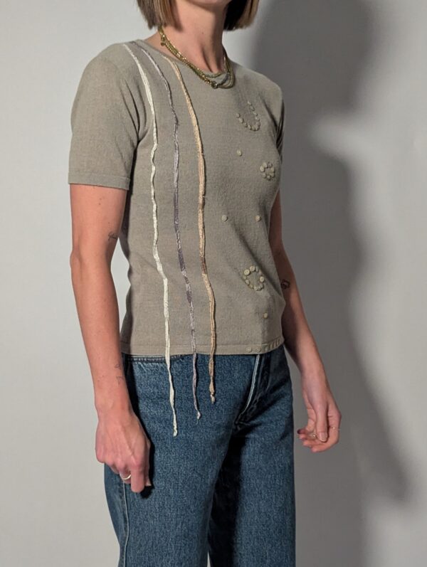 Vintage fijngebreide top in taupe met korte mouwen, subtiele pailletten details en decoratieve koordaccenten.