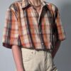 Vintage plaid blouse met korte mouwen in roest, crème, rood en donkergrijs met rechte relaxte pasvorm.