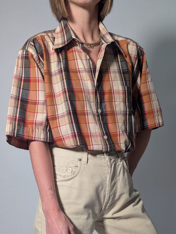 Vintage plaid blouse met korte mouwen in roest, crème, rood en donkergrijs met rechte relaxte pasvorm.