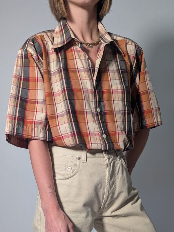 Vintage plaid blouse met korte mouwen in roest, crème, rood en donkergrijs met rechte relaxte pasvorm.