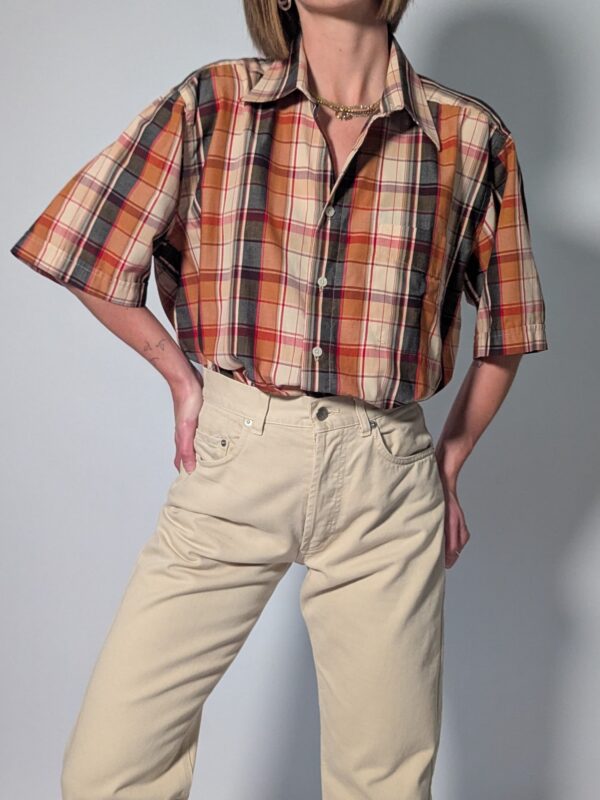 Vintage plaid blouse met korte mouwen in roest, crème, rood en donkergrijs met rechte relaxte pasvorm.