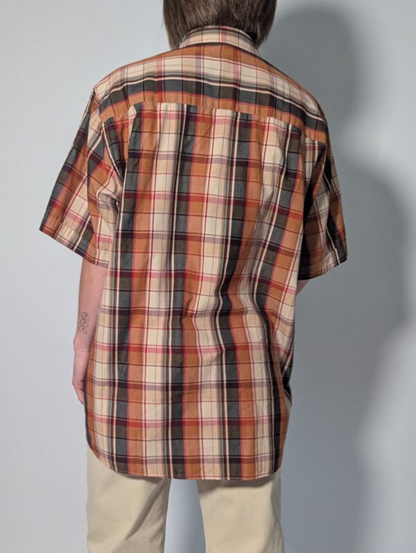 Vintage plaid blouse met korte mouwen in roest, crème, rood en donkergrijs met rechte relaxte pasvorm.