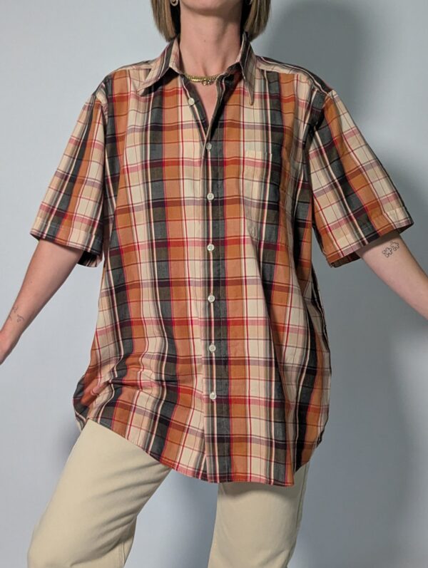 Vintage plaid blouse met korte mouwen in roest, crème, rood en donkergrijs met rechte relaxte pasvorm.