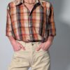 Vintage plaid blouse met korte mouwen in roest, crème, rood en donkergrijs met rechte relaxte pasvorm.
