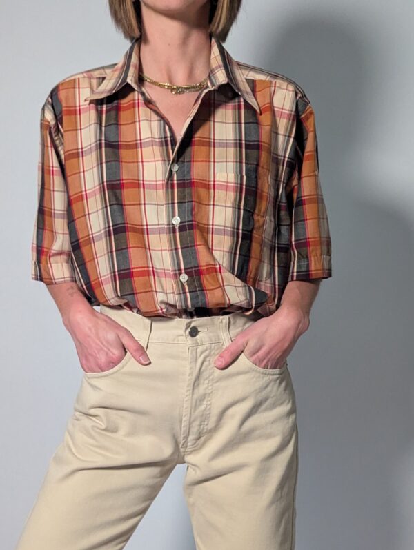 Vintage plaid blouse met korte mouwen in roest, crème, rood en donkergrijs met rechte relaxte pasvorm.
