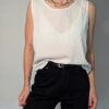 Vintage witte mouwloze top met rechte halslijn en luchtige pasvorm.
