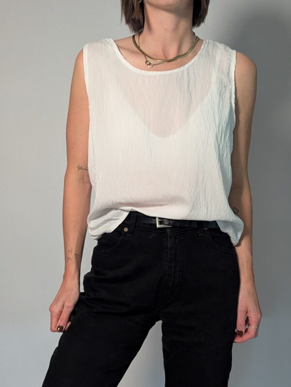 Vintage witte mouwloze top met rechte halslijn en luchtige pasvorm.