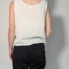 Vintage witte mouwloze top met rechte halslijn en luchtige pasvorm.