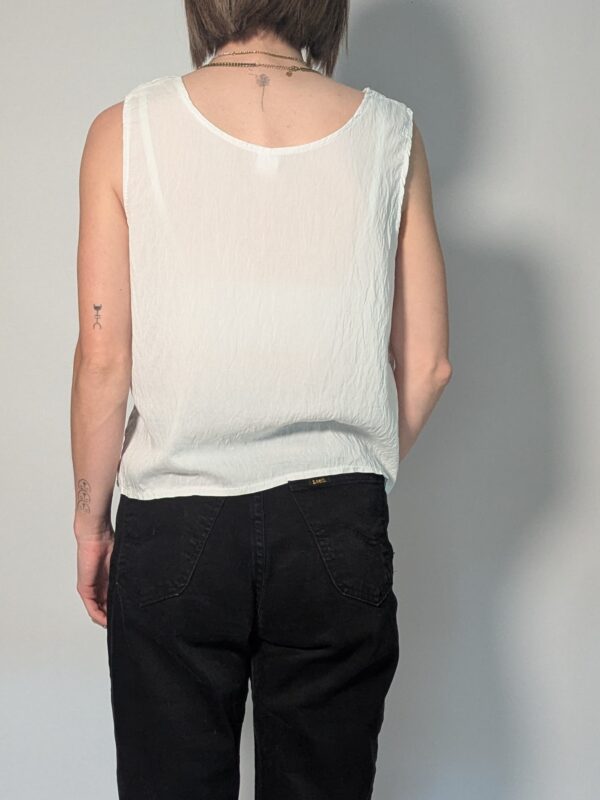 Vintage witte mouwloze top met rechte halslijn en luchtige pasvorm.