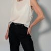 Vintage witte mouwloze top met rechte halslijn en luchtige pasvorm.