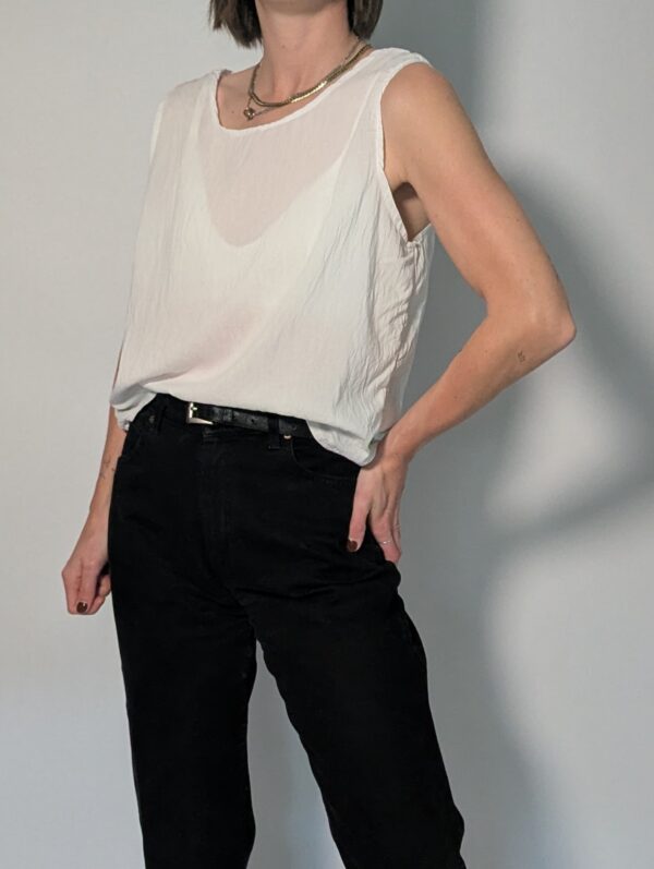 Vintage witte mouwloze top met rechte halslijn en luchtige pasvorm.