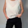 Vintage witte mouwloze top met rechte halslijn en luchtige pasvorm.