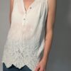 Vintage witte mouwloze top met borduurdetails, V-hals met knoopsluiting en luchtige pasvorm.