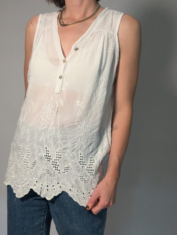 Vintage witte mouwloze top met borduurdetails, V-hals met knoopsluiting en luchtige pasvorm.
