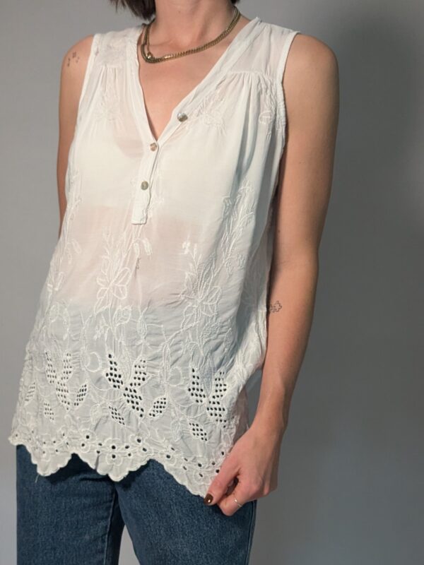 White whisper 01 Vintage witte mouwloze top met borduurdetails, V-hals met knoopsluiting en luchtige pasvorm.