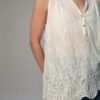 Vintage witte mouwloze top met borduurdetails, V-hals met knoopsluiting en luchtige pasvorm.
