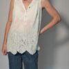 Vintage witte mouwloze top met borduurdetails, V-hals met knoopsluiting en luchtige pasvorm.