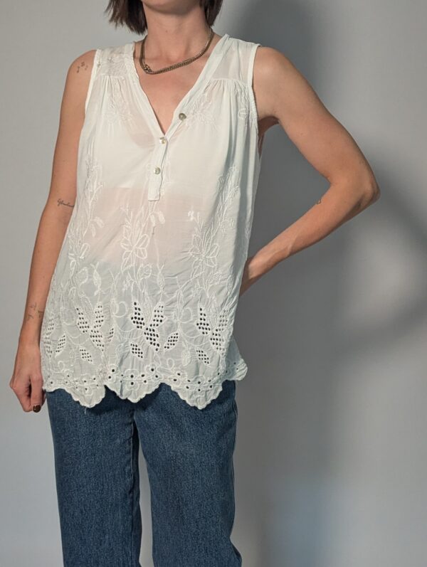 Vintage witte mouwloze top met borduurdetails, V-hals met knoopsluiting en luchtige pasvorm.