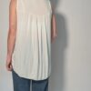 Vintage witte mouwloze top met borduurdetails, V-hals met knoopsluiting en luchtige pasvorm.