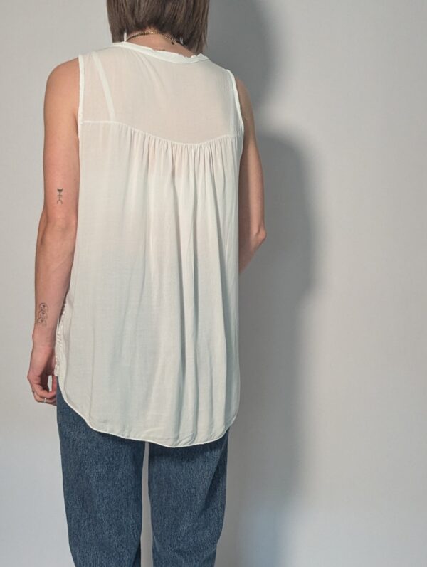 Vintage witte mouwloze top met borduurdetails, V-hals met knoopsluiting en luchtige pasvorm.