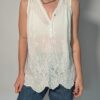 Vintage witte mouwloze top met borduurdetails, V-hals met knoopsluiting en luchtige pasvorm.