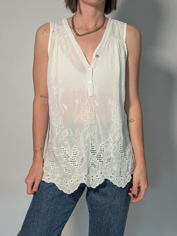 Vintage witte mouwloze top met borduurdetails, V-hals met knoopsluiting en luchtige pasvorm.