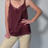Vintage wijnrode cami top met spaghettibandjes, subtiele glans en kanten V-hals.