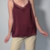 Vintage wijnrode cami top met spaghettibandjes, subtiele glans en kanten V-hals.