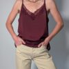 Vintage wijnrode cami top met spaghettibandjes, subtiele glans en kanten V-hals.