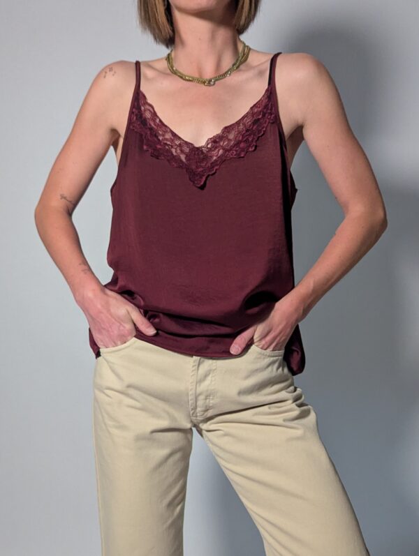 Vintage wijnrode cami top met spaghettibandjes, subtiele glans en kanten V-hals.