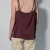 Vintage wijnrode cami top met spaghettibandjes, subtiele glans en kanten V-hals.