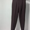 Aubergine line 01 Vintage auberginekleurige pantalon met hoge taille, subtiele plooien en taps toelopende pijpen op hanger gefotografeerd.