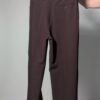 Aubergine line 02 Vintage auberginekleurige pantalon met hoge taille, subtiele plooien en taps toelopende pijpen op hanger gefotografeerd.