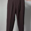 Aubergine line 03 Vintage auberginekleurige pantalon met hoge taille, subtiele plooien en taps toelopende pijpen op hanger gefotografeerd.