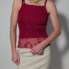 Berry mesh - 01 Vintage top in diepe bessentint met smalle schouderbandjes, aangesloten pasvorm en transparant mesh detail aan de onderzijde.