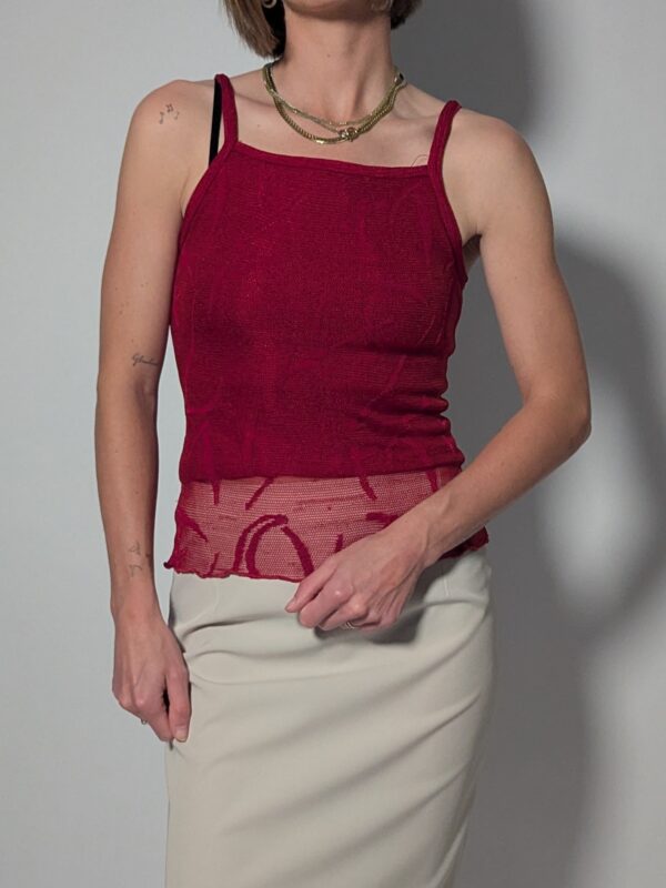 Berry mesh - 01 Vintage top in diepe bessentint met smalle schouderbandjes, aangesloten pasvorm en transparant mesh detail aan de onderzijde.