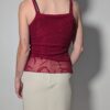 Berry mesh - 02 Vintage top in diepe bessentint met smalle schouderbandjes, aangesloten pasvorm en transparant mesh detail aan de onderzijde.