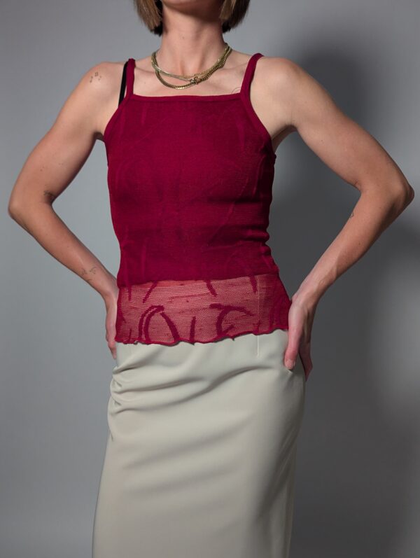 Berry mesh - 03 Vintage top in diepe bessentint met smalle schouderbandjes, aangesloten pasvorm en transparant mesh detail aan de onderzijde.