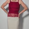 Berry mesh - 04 Vintage top in diepe bessentint met smalle schouderbandjes, aangesloten pasvorm en transparant mesh detail aan de onderzijde.