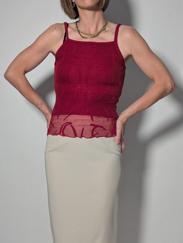Berry mesh - 04 Vintage top in diepe bessentint met smalle schouderbandjes, aangesloten pasvorm en transparant mesh detail aan de onderzijde.